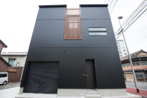 シンプルで木のぬくもりを感じる狭小住宅