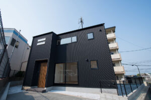 継ぎ目のない外壁と、杉の香り漂う住宅