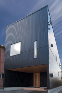 外部はモダンに。内部は桜色に染められた温もり住宅