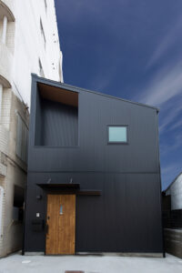 家族ひとりひとりの個性を描く彩り豊かな住宅