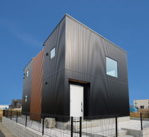 吹抜+中庭を設けたデザイン住宅。正面から見るとモダン住宅