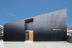 見た目は平屋。実は二階建てのモダン住宅