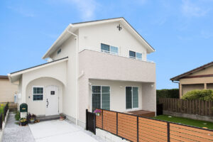 広々した土地に緑豊かな南欧住宅