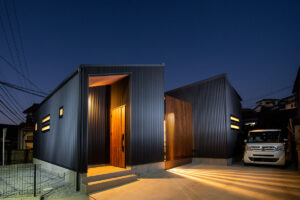 継ぎ目のない外壁と光が差し込む中庭付平屋住宅