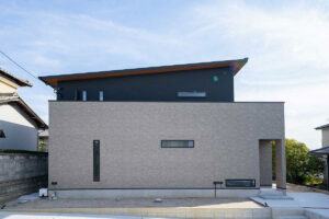 大屋根とフレームの融合。ラグジュアリーモダン住宅