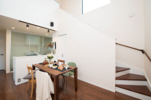 吹抜+中庭を設けたデザイン住宅。正面から見るとモダン住宅