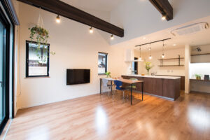 見た目は平屋。実は二階建てのモダン住宅