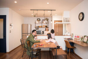 広々した土地に緑豊かな南欧住宅