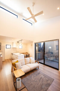 継ぎ目のない外壁と光が差し込む中庭付平屋住宅