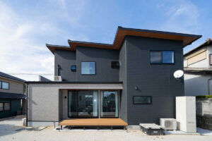 大屋根とフレームの融合。ラグジュアリーモダン住宅