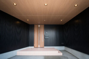 外部はモダンに。内部は桜色に染められた温もり住宅