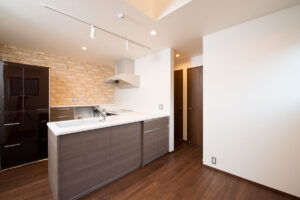 家族ひとりひとりの個性を描く彩り豊かな住宅