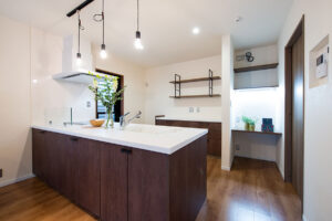 見た目は平屋。実は二階建てのモダン住宅