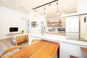 継ぎ目のない外壁と光が差し込む中庭付平屋住宅