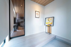 大屋根とフレームの融合。ラグジュアリーモダン住宅