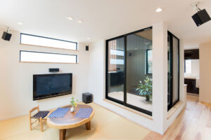 シンプルで木のぬくもりを感じる狭小住宅