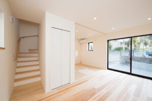 継ぎ目のない外壁と、杉の香り漂う住宅