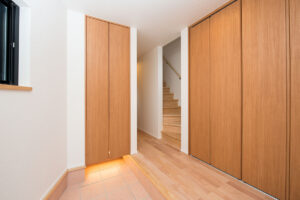 外部はモダンに。内部は桜色に染められた温もり住宅