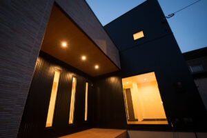 くつろぎを感じるシックモダン住宅