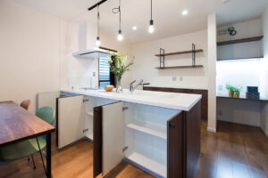 見た目は平屋。実は二階建てのモダン住宅