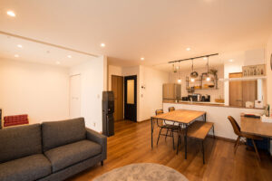 広々した土地に緑豊かな南欧住宅