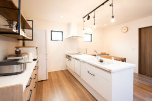 継ぎ目のない外壁と光が差し込む中庭付平屋住宅