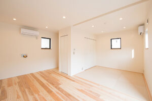 継ぎ目のない外壁と、杉の香り漂う住宅