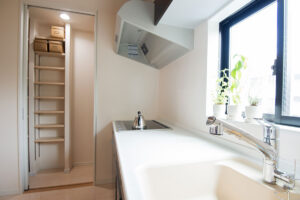 シンプルで木のぬくもりを感じる狭小住宅