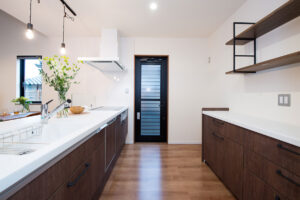 見た目は平屋。実は二階建てのモダン住宅