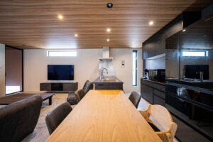 大屋根とフレームの融合。ラグジュアリーモダン住宅