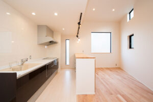 外部はモダンに。内部は桜色に染められた温もり住宅