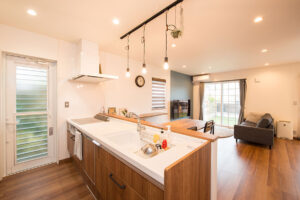 広々した土地に緑豊かな南欧住宅