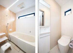 継ぎ目のない外壁と光が差し込む中庭付平屋住宅