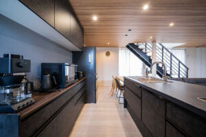 大屋根とフレームの融合。ラグジュアリーモダン住宅