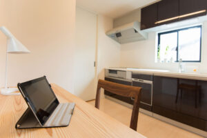 シンプルで木のぬくもりを感じる狭小住宅