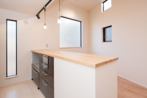 外部はモダンに。内部は桜色に染められた温もり住宅