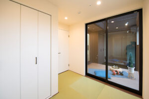 吹抜+中庭を設けたデザイン住宅。正面から見るとモダン住宅