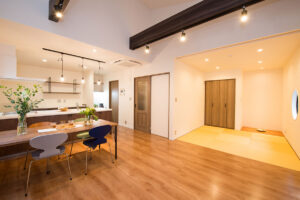 見た目は平屋。実は二階建てのモダン住宅