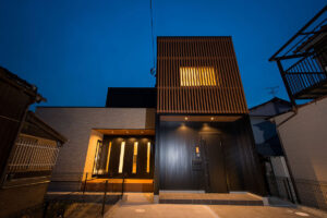 くつろぎを感じるシックモダン住宅