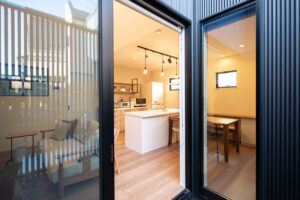 継ぎ目のない外壁と光が差し込む中庭付平屋住宅