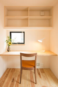 シンプルで木のぬくもりを感じる狭小住宅