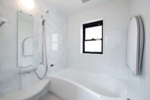 継ぎ目のない外壁と、杉の香り漂う住宅