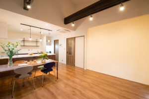 見た目は平屋。実は二階建てのモダン住宅