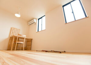 シンプルで木のぬくもりを感じる狭小住宅