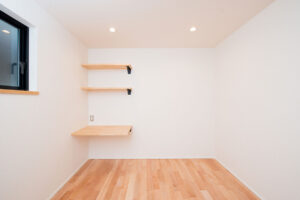 外部はモダンに。内部は桜色に染められた温もり住宅