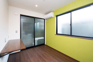 家族ひとりひとりの個性を描く彩り豊かな住宅