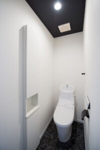 吹抜+中庭を設けたデザイン住宅。正面から見るとモダン住宅