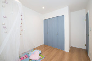 見た目は平屋。実は二階建てのモダン住宅