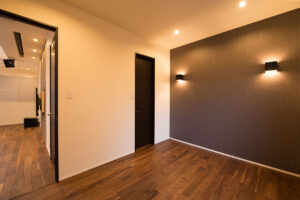 くつろぎを感じるシックモダン住宅