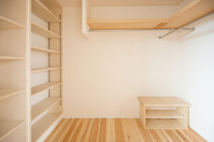 シンプルで木のぬくもりを感じる狭小住宅